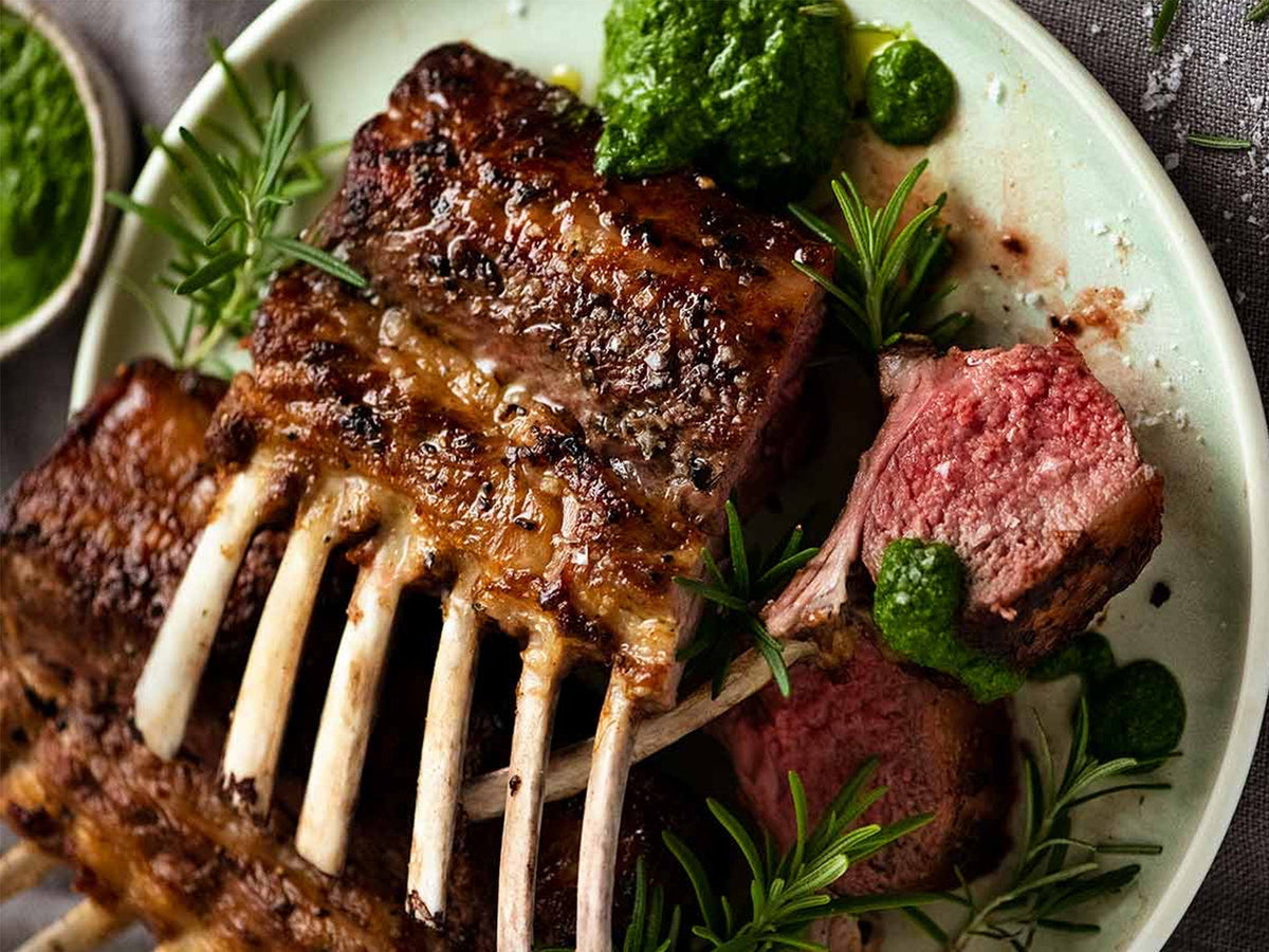 Langtidsstegt lammeryg er den ultimative opskrift til dem, der ønsker at imponere med en raffineret og smagfuld middagsret.