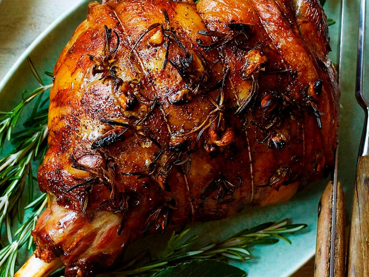 Perfekt langtidsstegt lammebov i ovn med saftigt og mørt kød, der passer til både hverdag og fest.